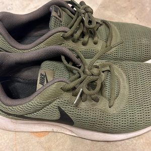 Nike mens tanjun running shoe green